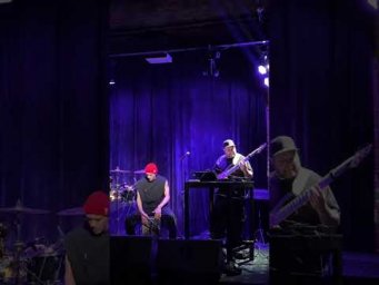 Слайдером на 6-струнной бас гитаре? Легко и красиво! Это мы @lev_slepner раздаём на @artsredamoscow